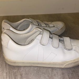 White and beige Velcro vejas